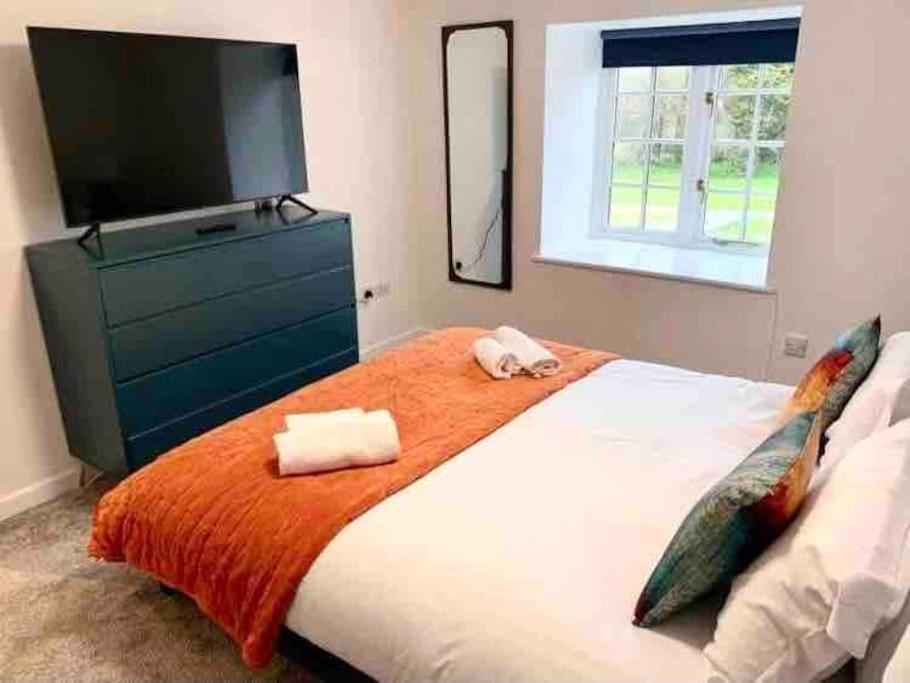 Very Spacious, Great location. Castle and Sea view view 5