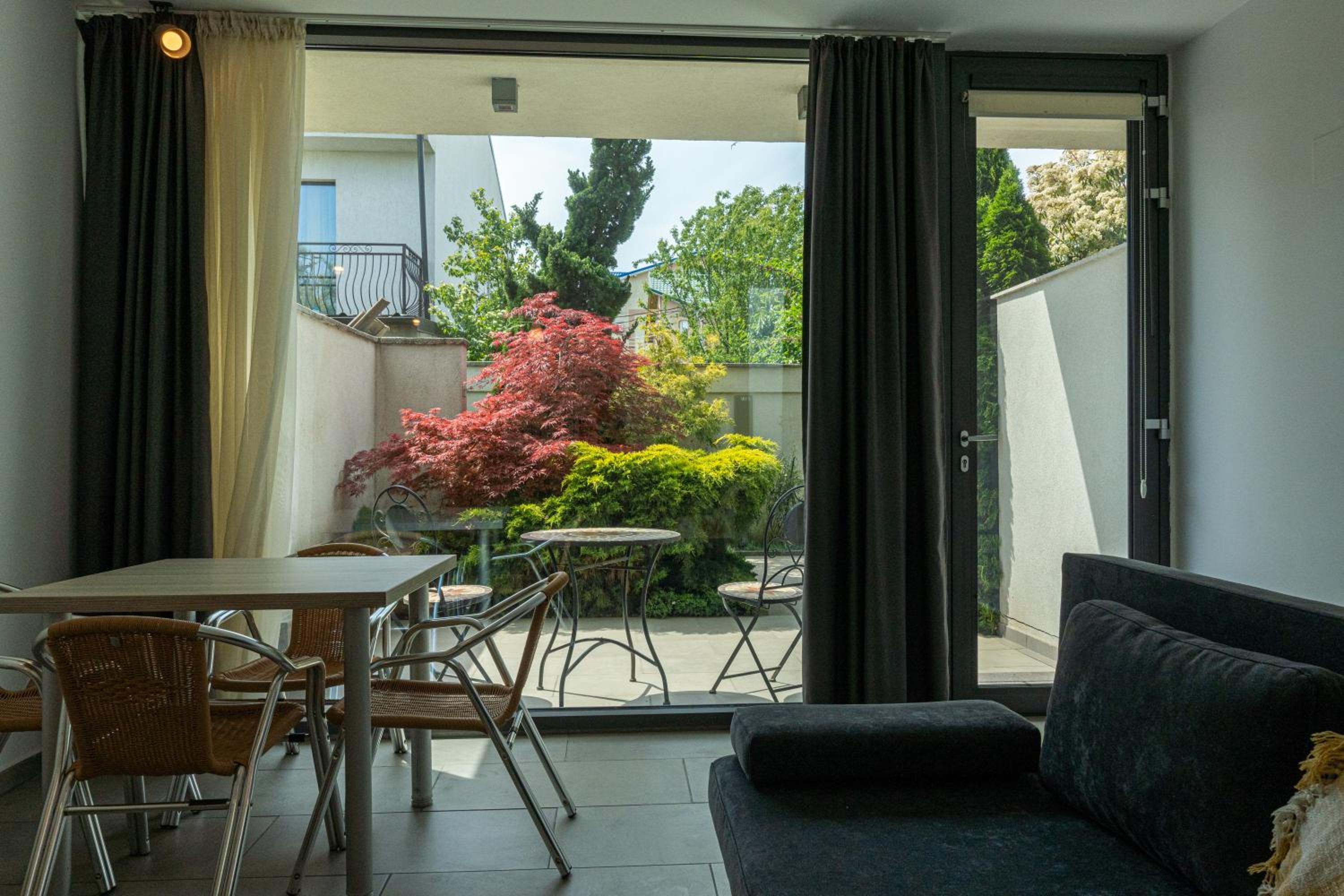 AIFEN Aparthotel - Apartamente pentru Toata Familia În Eforie Nord - cu Gradină Proprie, la 2 Pași de Plajă