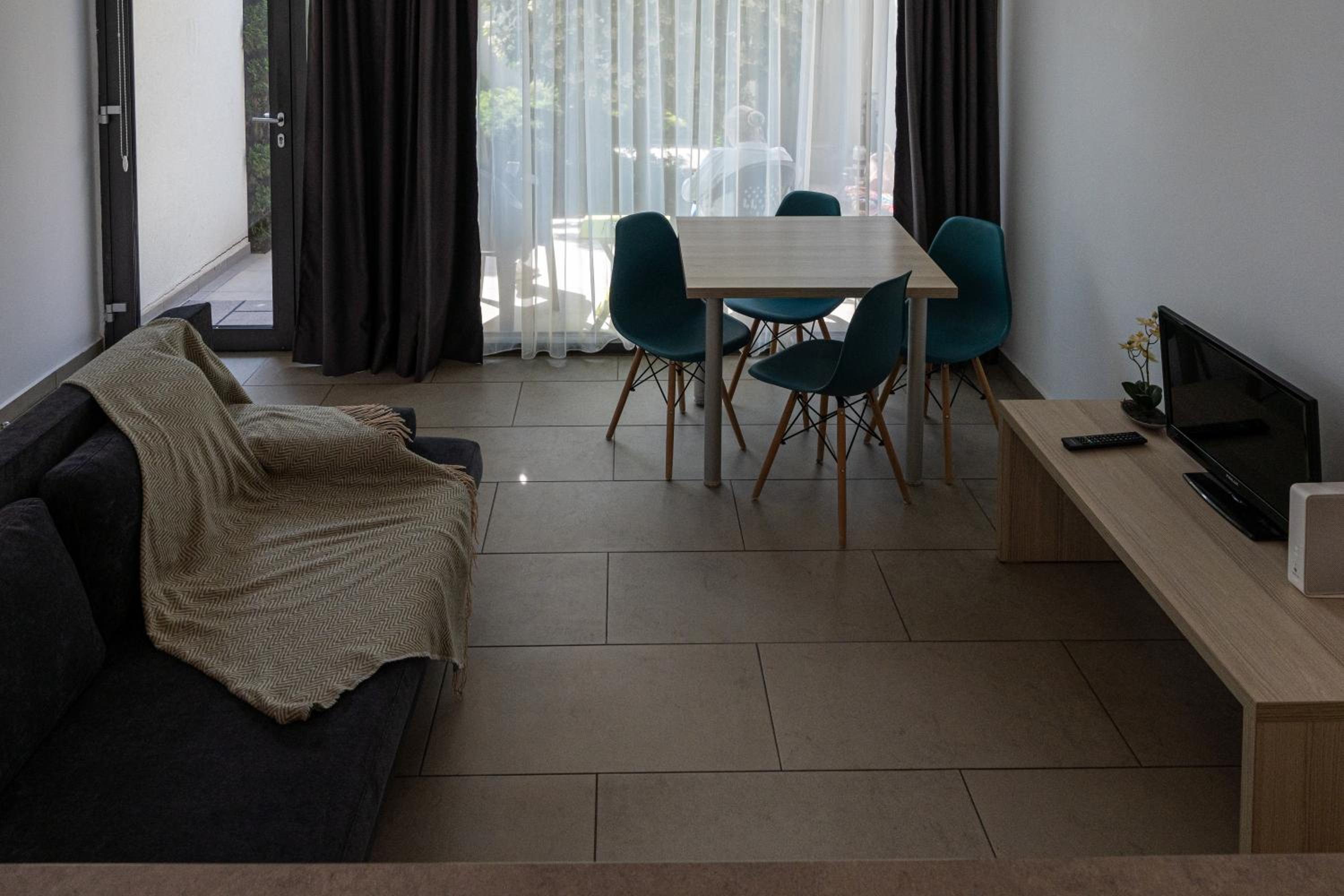 AIFEN Aparthotel - Apartamente pentru Toata Familia În Eforie Nord - cu Gradină Proprie, la 2 Pași de Plajă