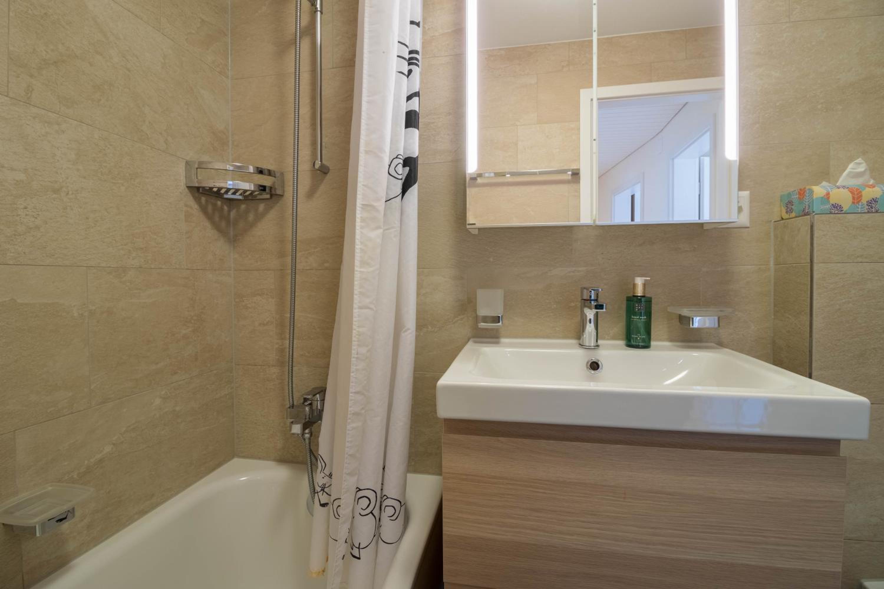 Viktoria B33 by Arosa Vacations, Exklusive App mit Bergblick im Zentrum