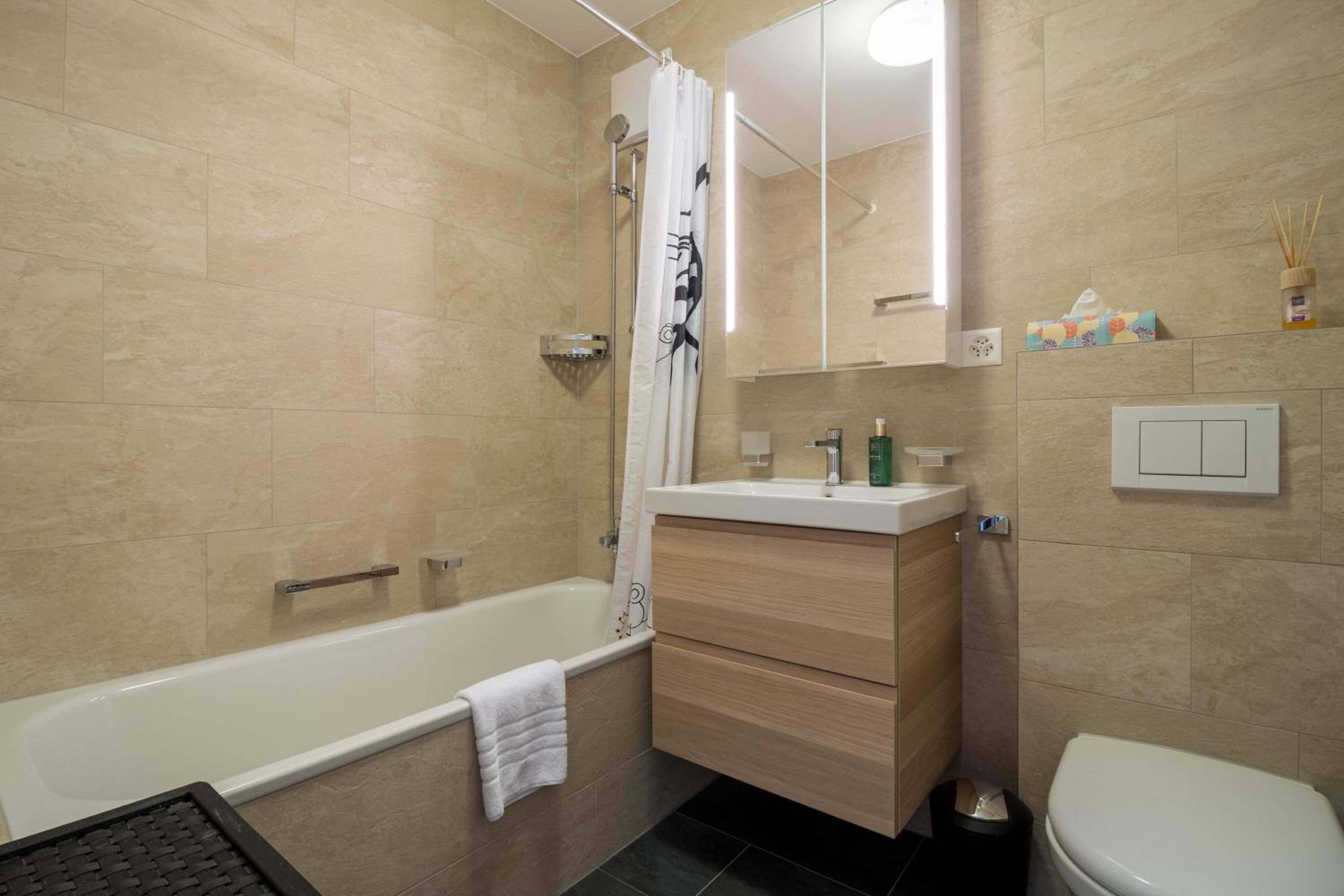 Viktoria B33 by Arosa Vacations, Exklusive App mit Bergblick im Zentrum