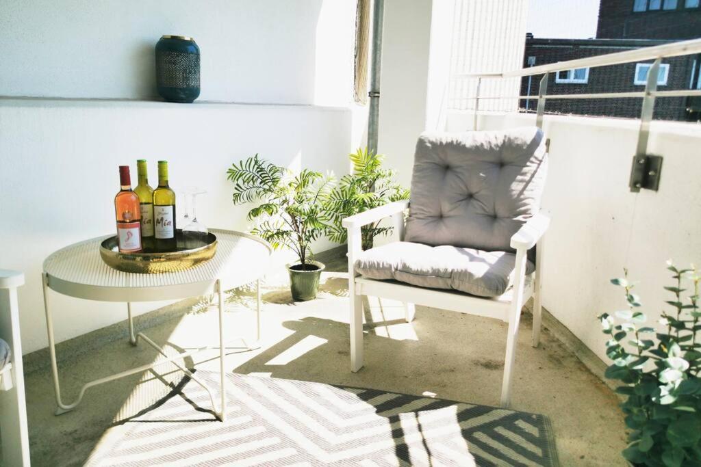 HH 04 by ROCKCHAIR - SUPERHOST Status - Modernes Apartment mit sonnigem Balkon & premium Boxspringbetten in Winterhude - Hamburg Top Geheimtipp