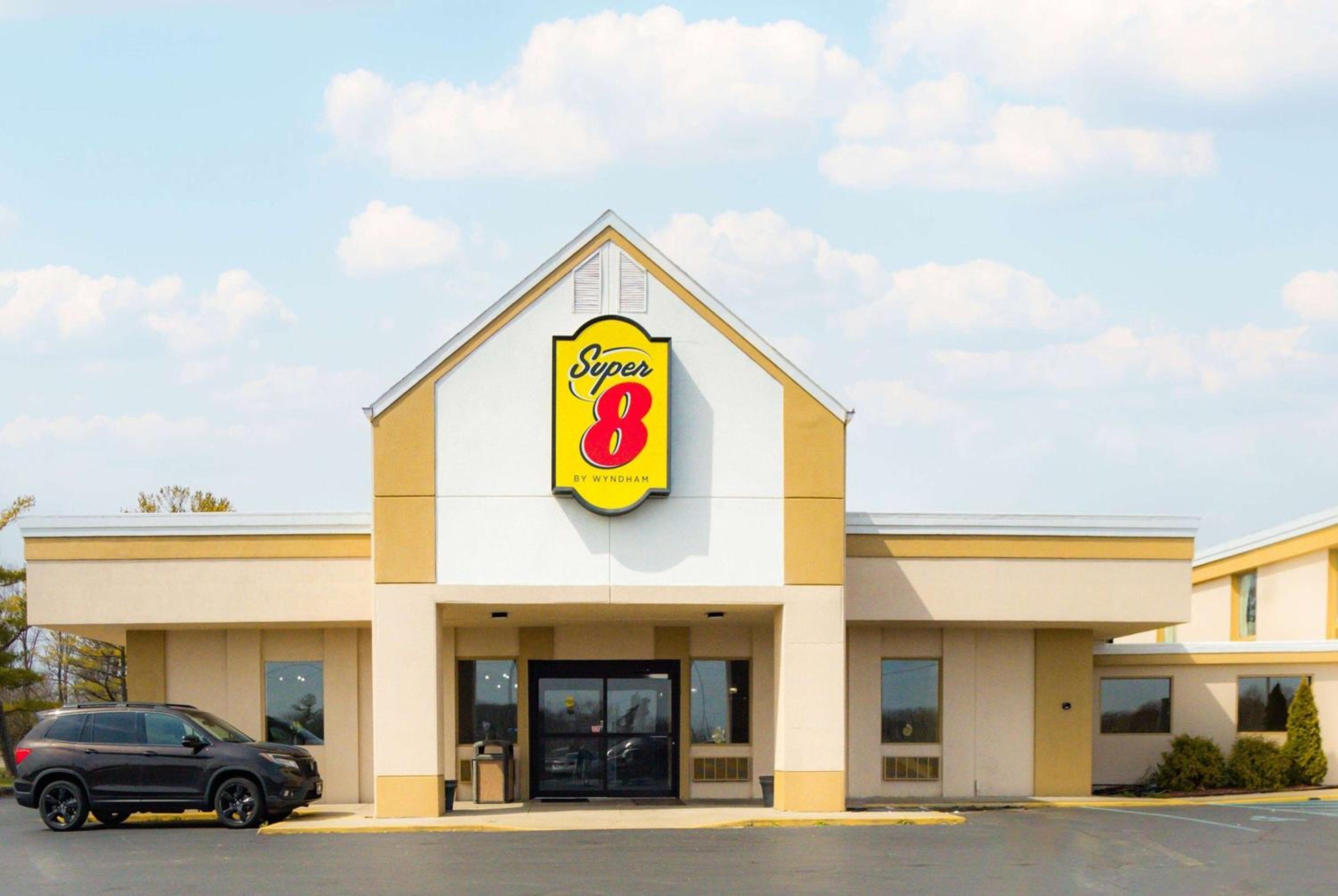 Super 8 by Wyndham Indianapolis South view 4