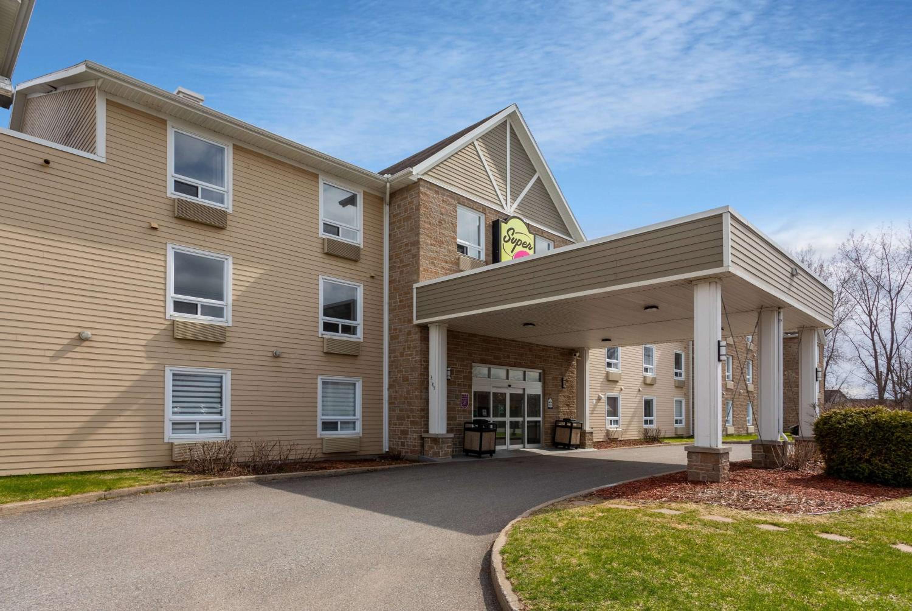 Trois-rivieres Vacations - Super 8 by Wyndham Trois-Rivieres - Property Image 1