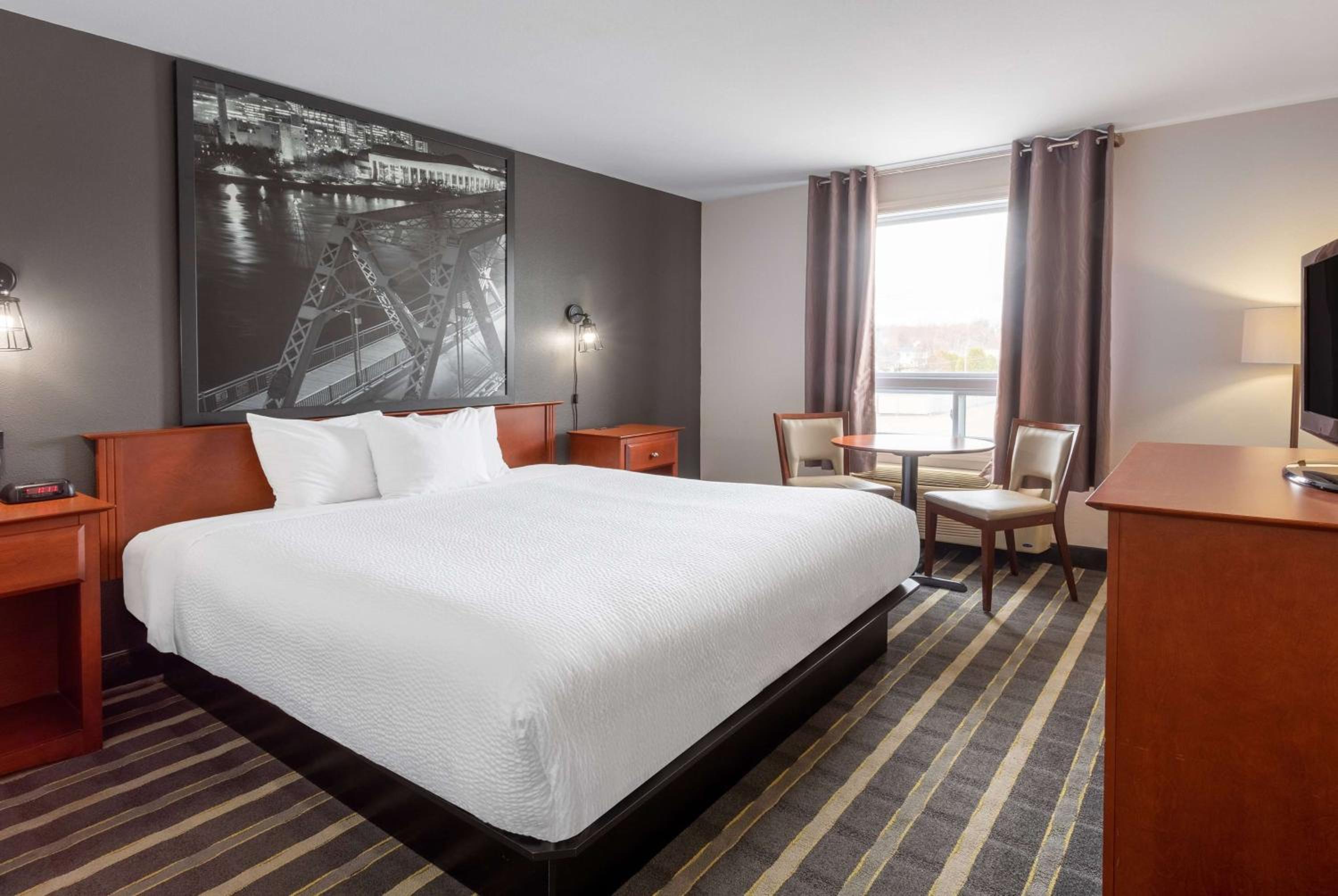 Trois-rivieres Vacations - Super 8 by Wyndham Trois-Rivieres - Property Image 5