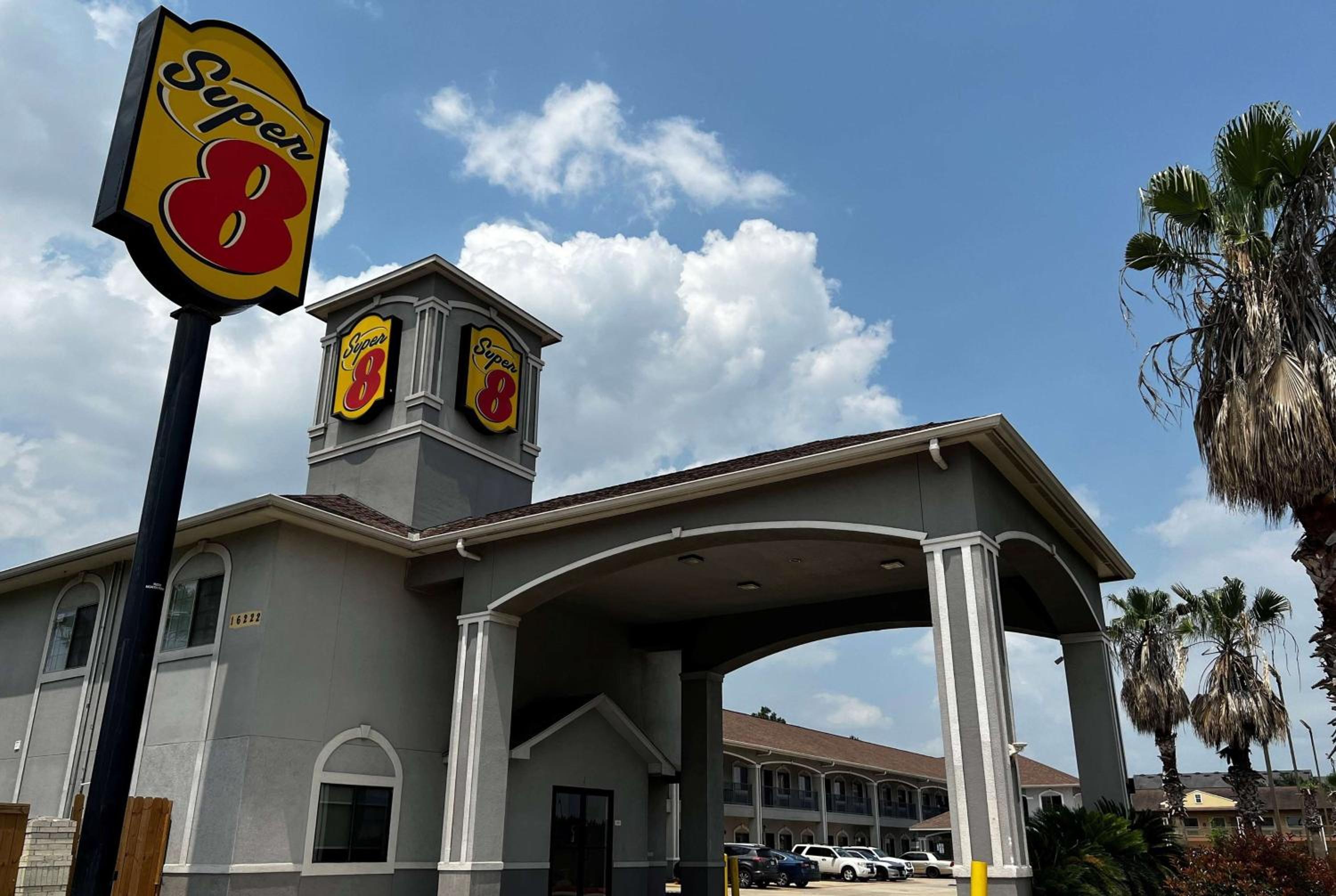 Hotel Super 8 by Wyndham Houston North I-45 - Image 1