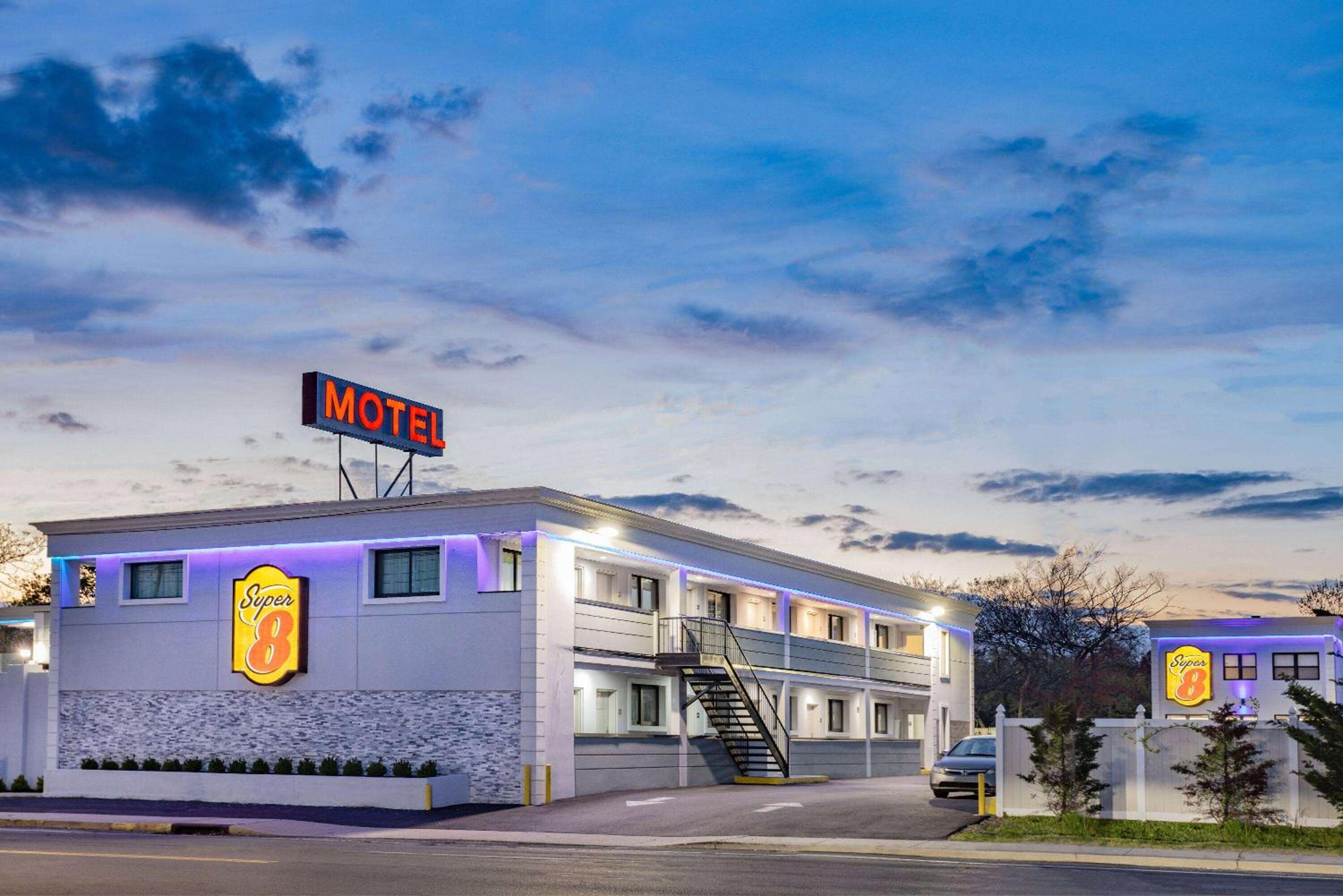 Super 8 by Wyndham Lindenhurst view 3