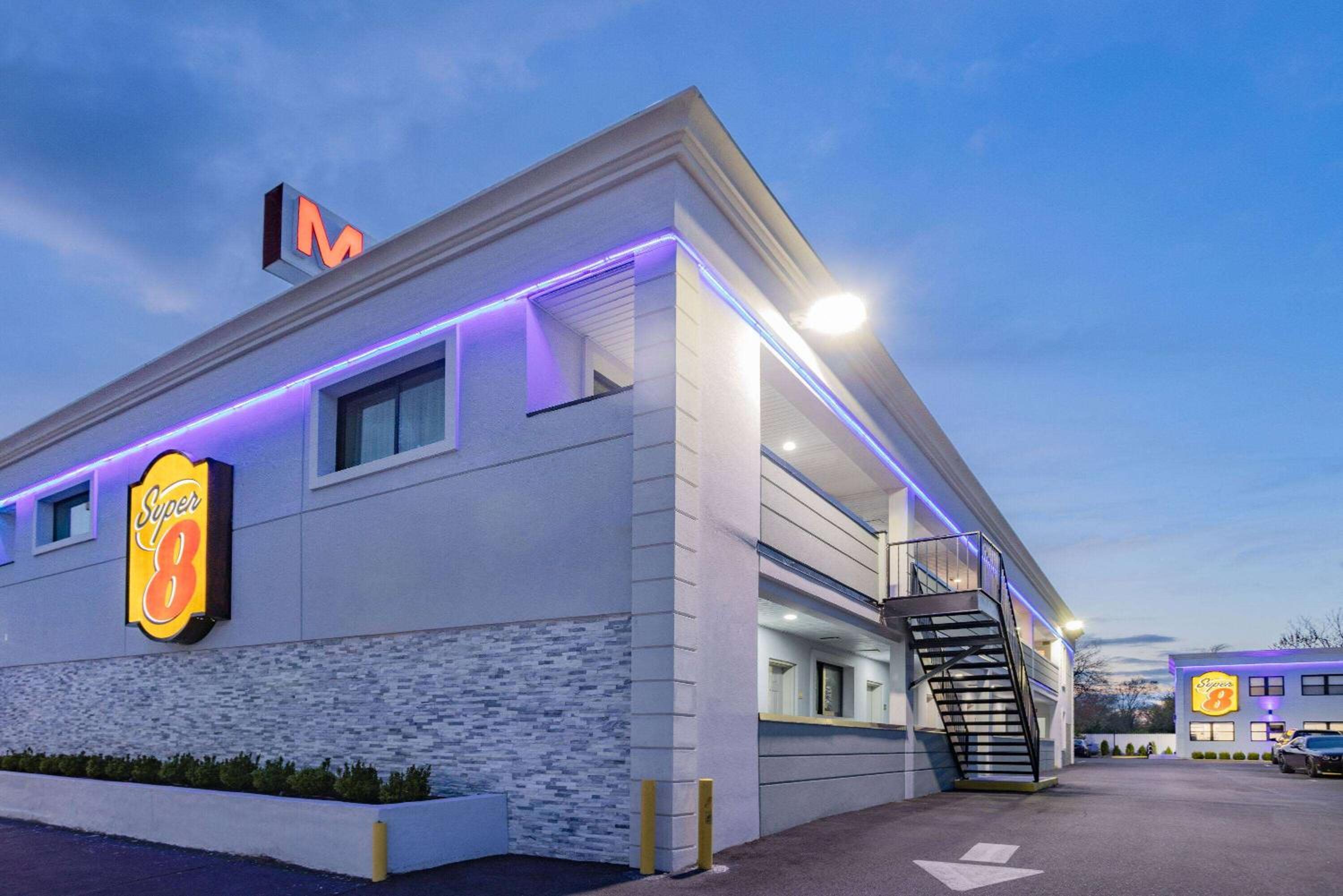Super 8 by Wyndham Lindenhurst view 4