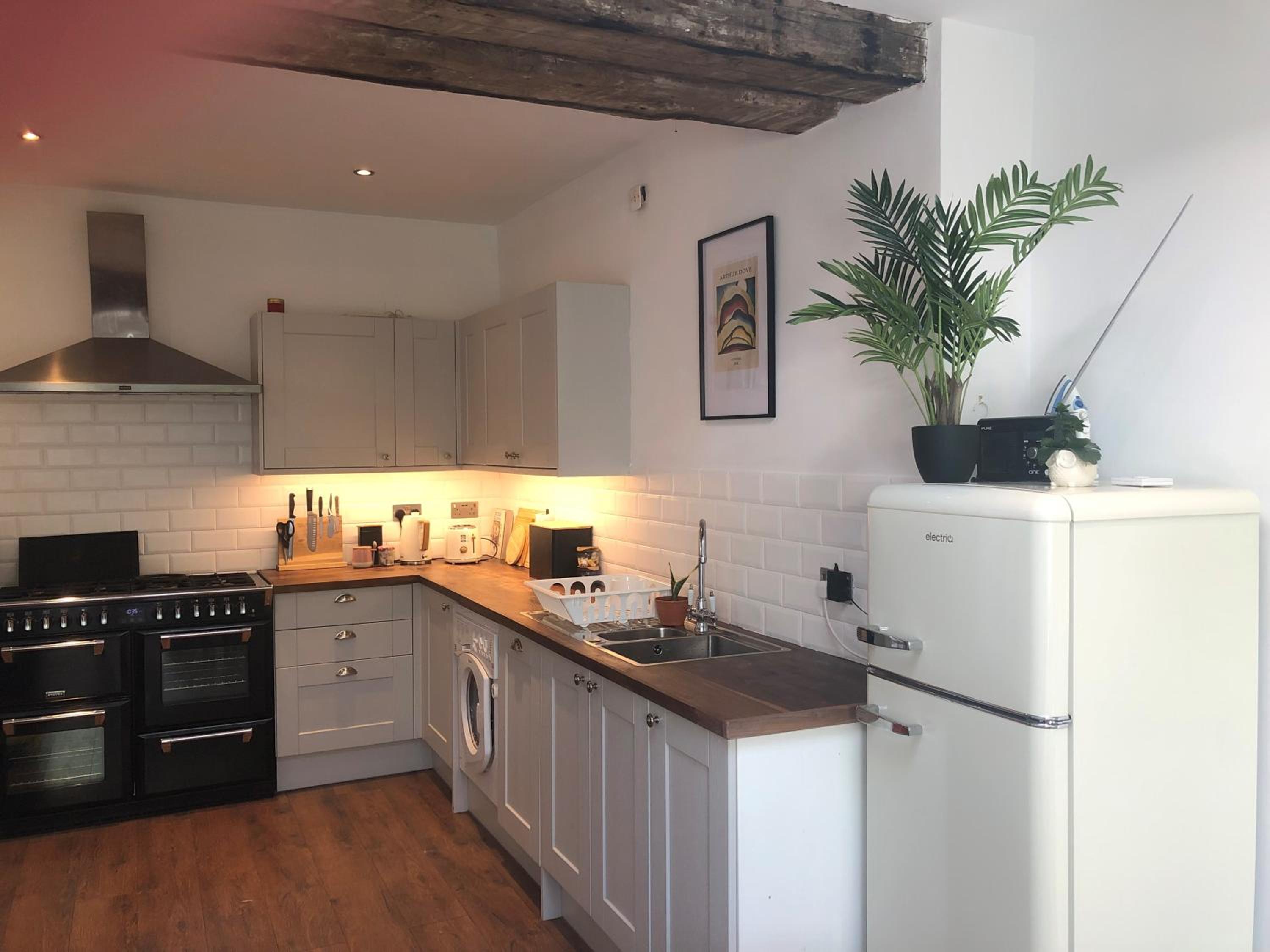 The Nest, Central Falmouth, 10 mins to the beaches and off street parking view 4