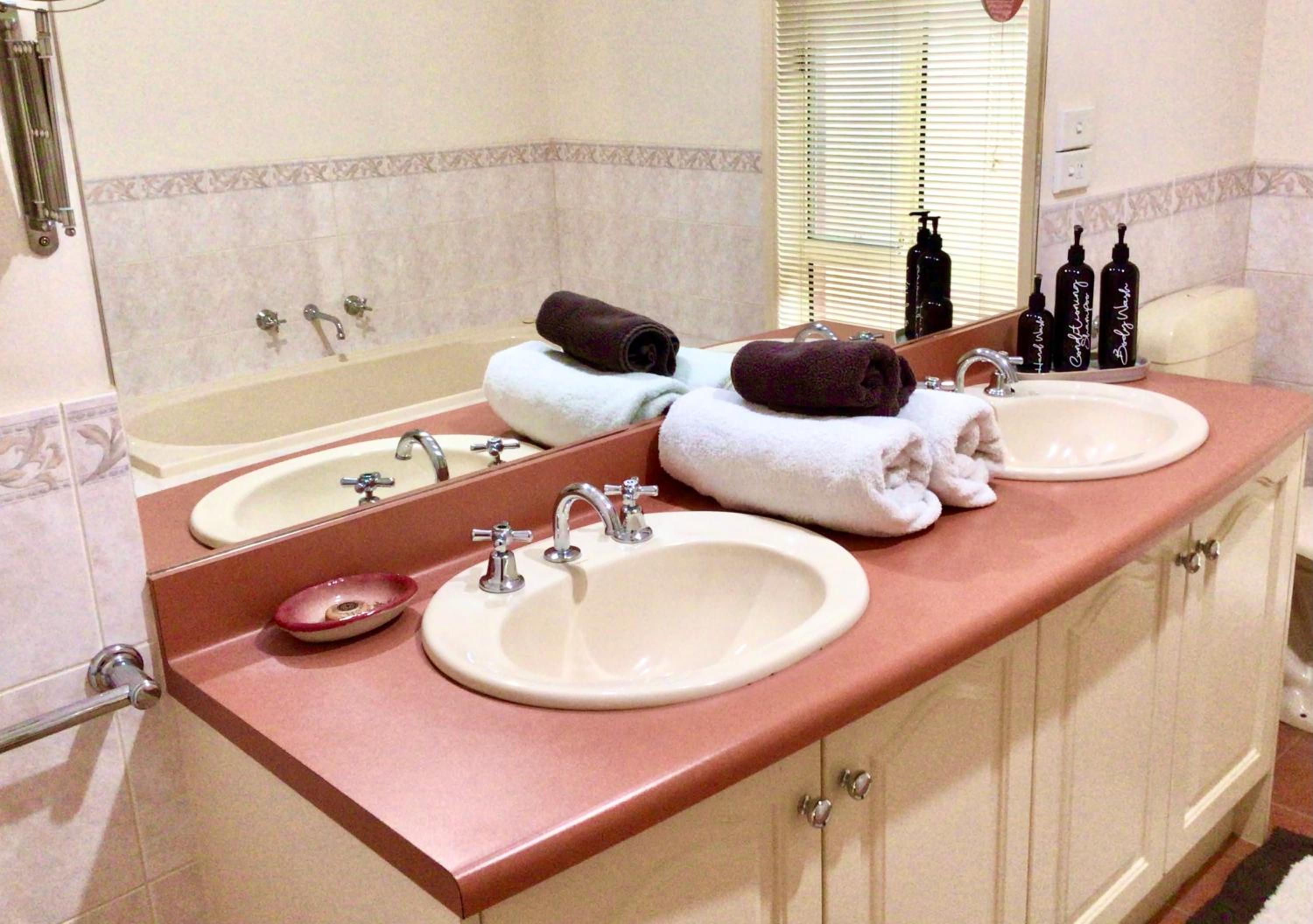 Roxy - A Spacious Cosy Getaway - Near Mel Airport