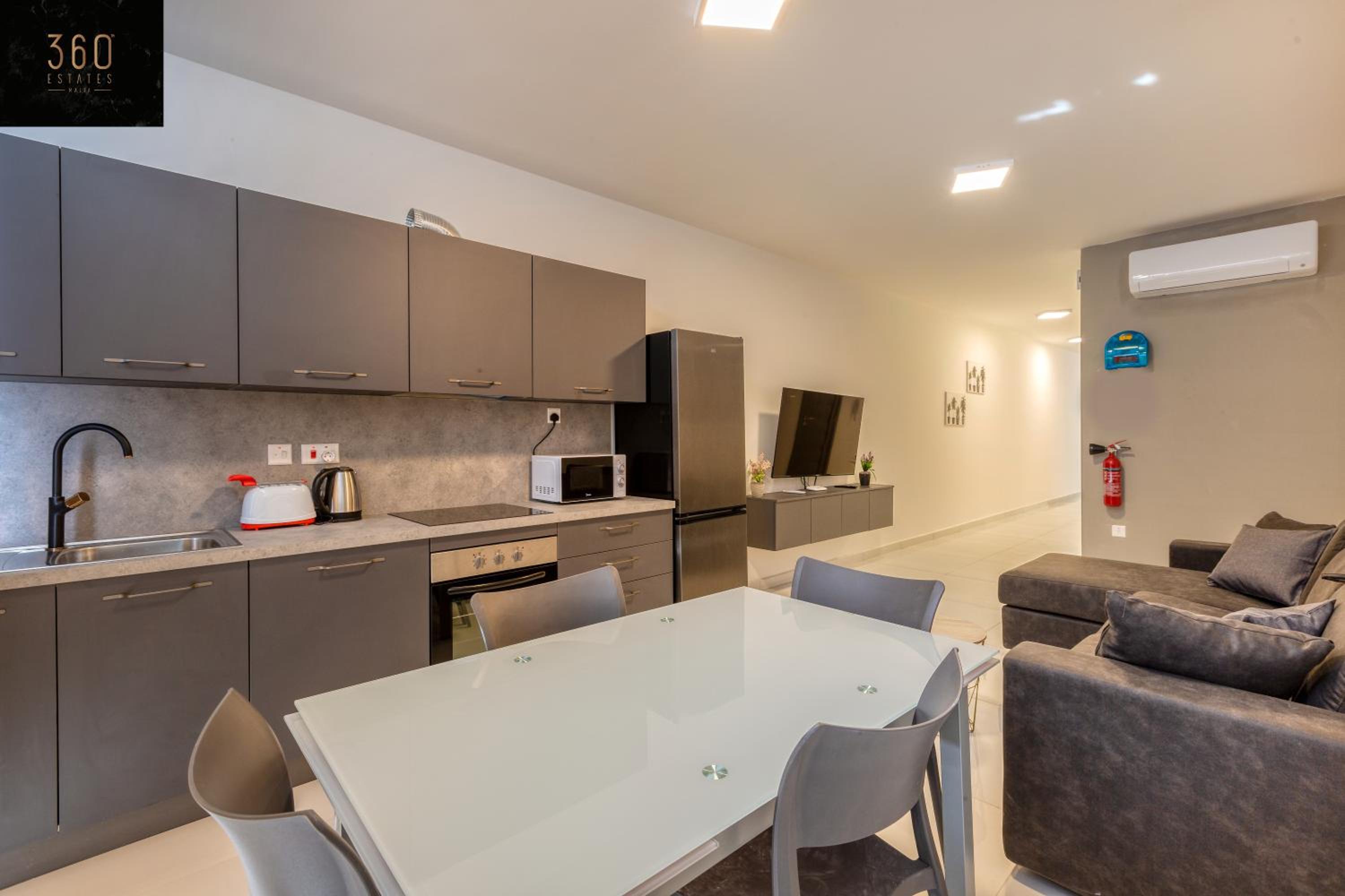 Beautiful, 2BR penthouse with private outdoor area by 360 Estates photo 4