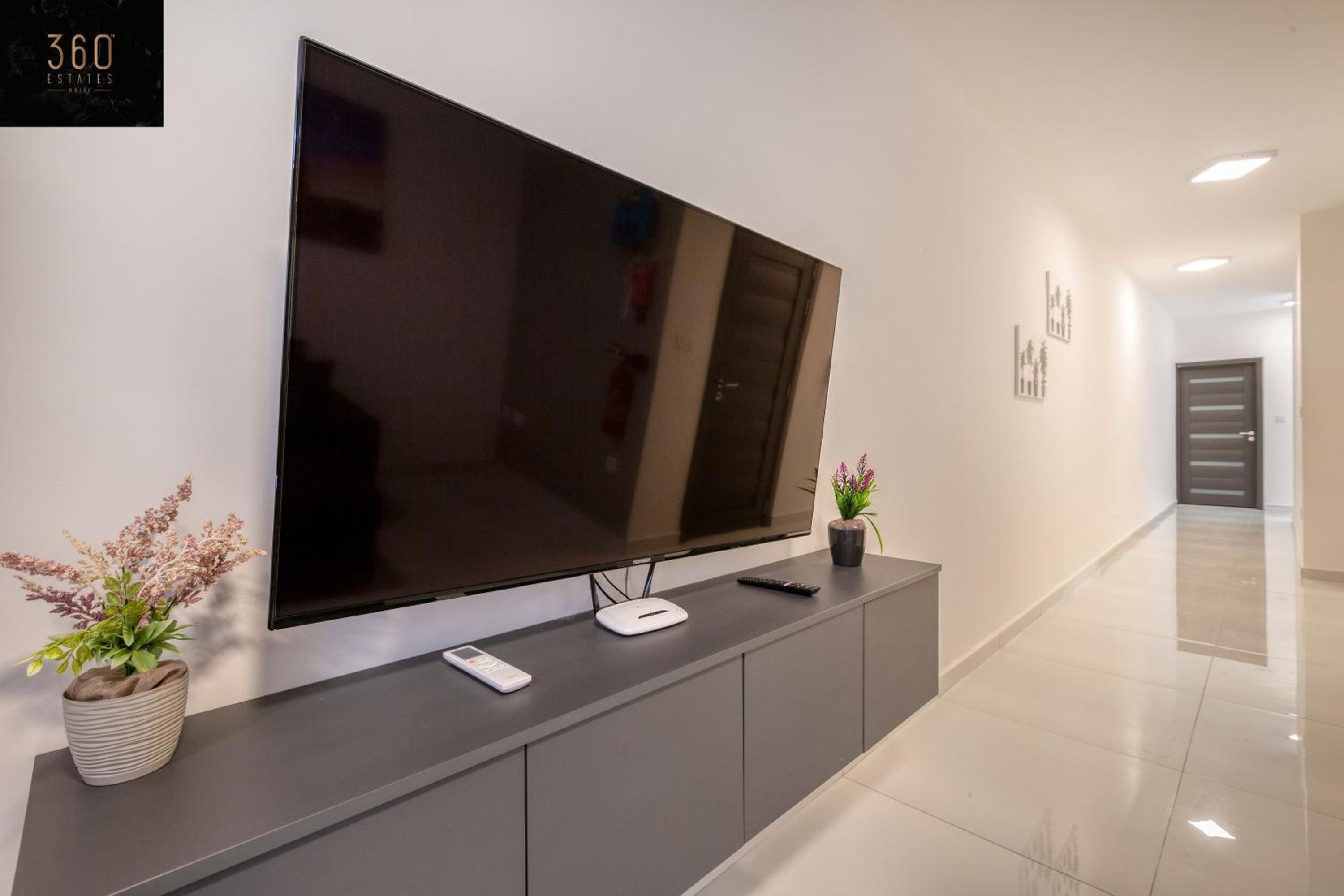 Beautiful, 2BR penthouse with private outdoor area by 360 Estates photo 2