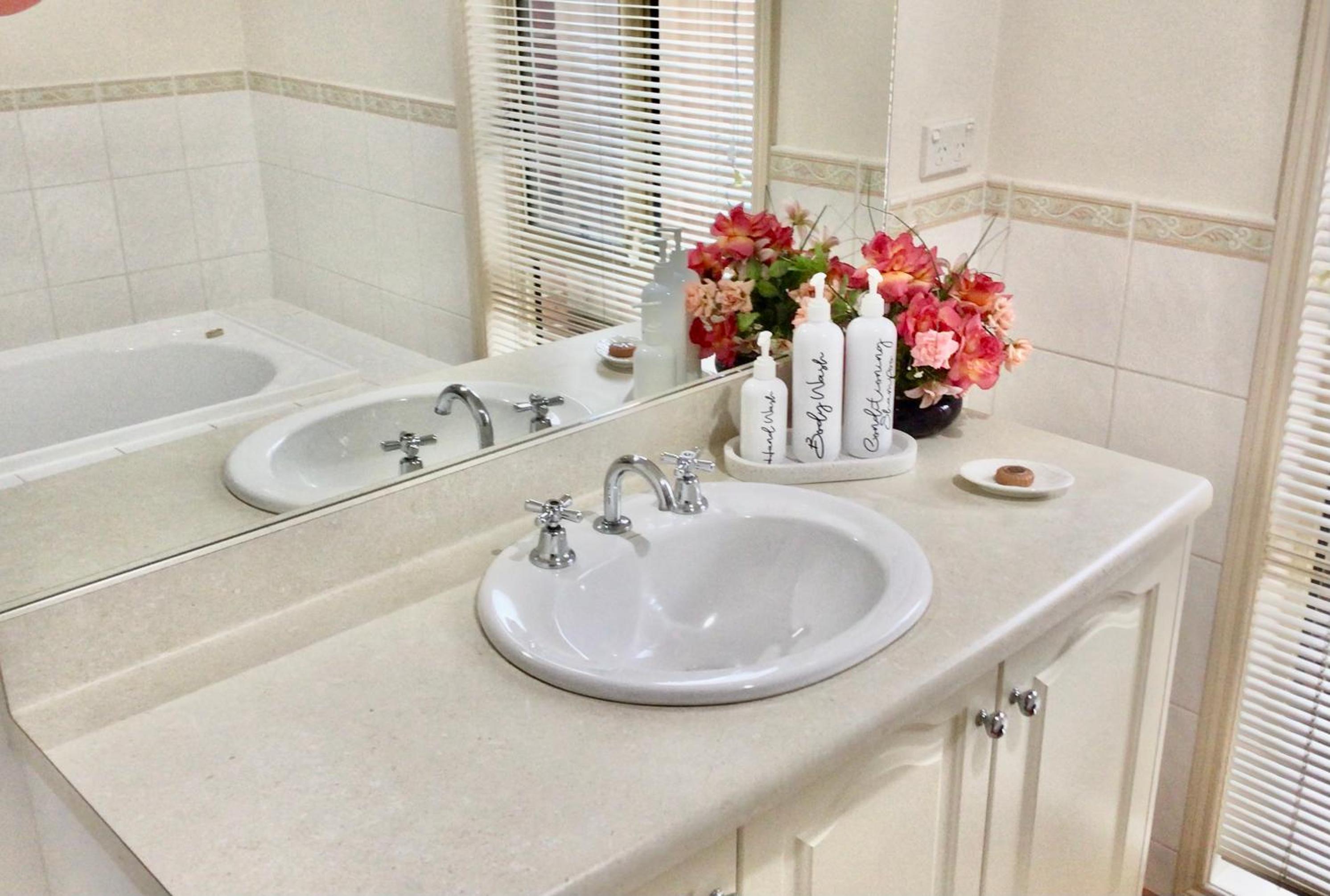 Roxy - A Spacious Cosy Getaway - Near Mel Airport
