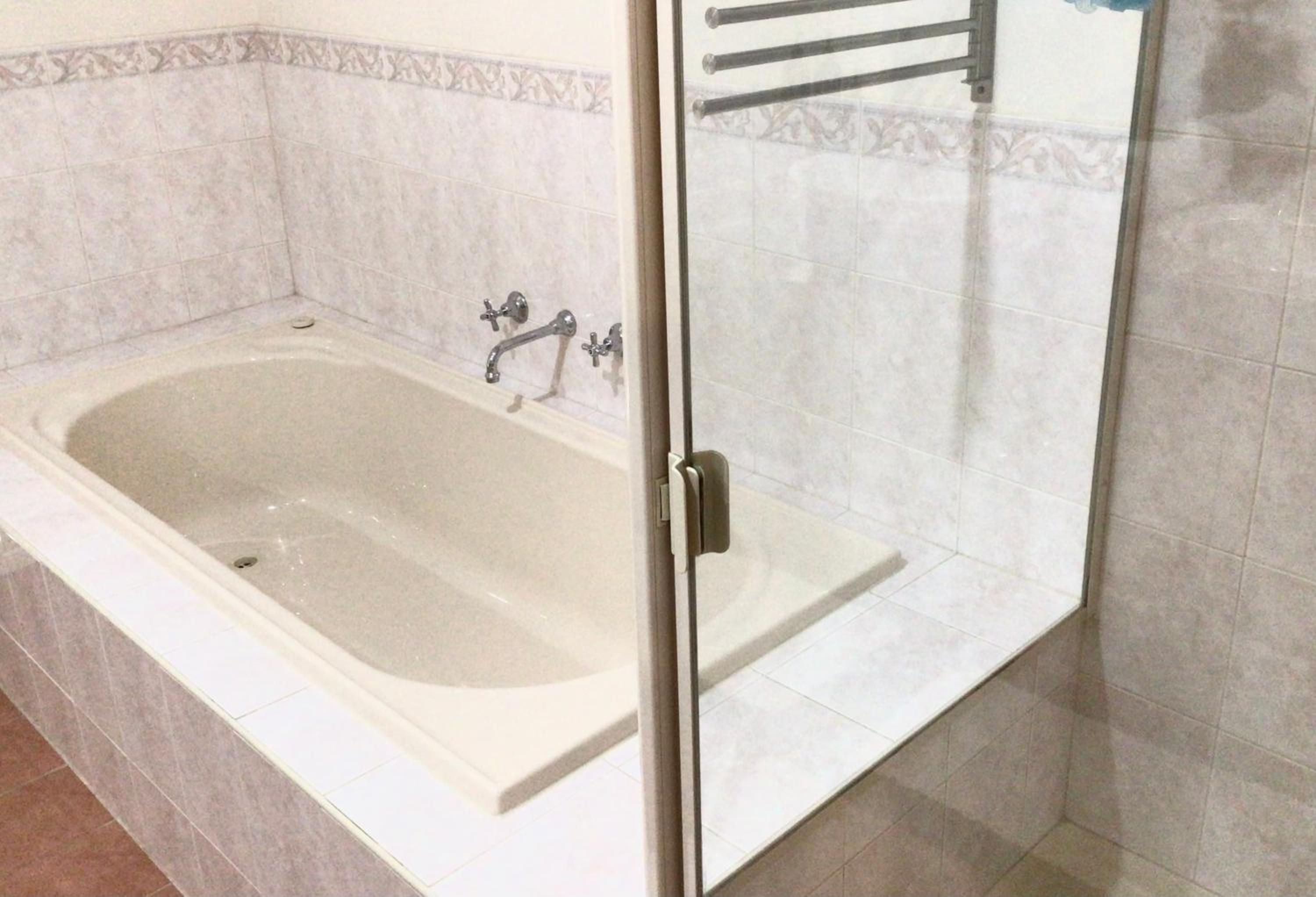 Roxy - A Spacious Cosy Getaway - Near Mel Airport