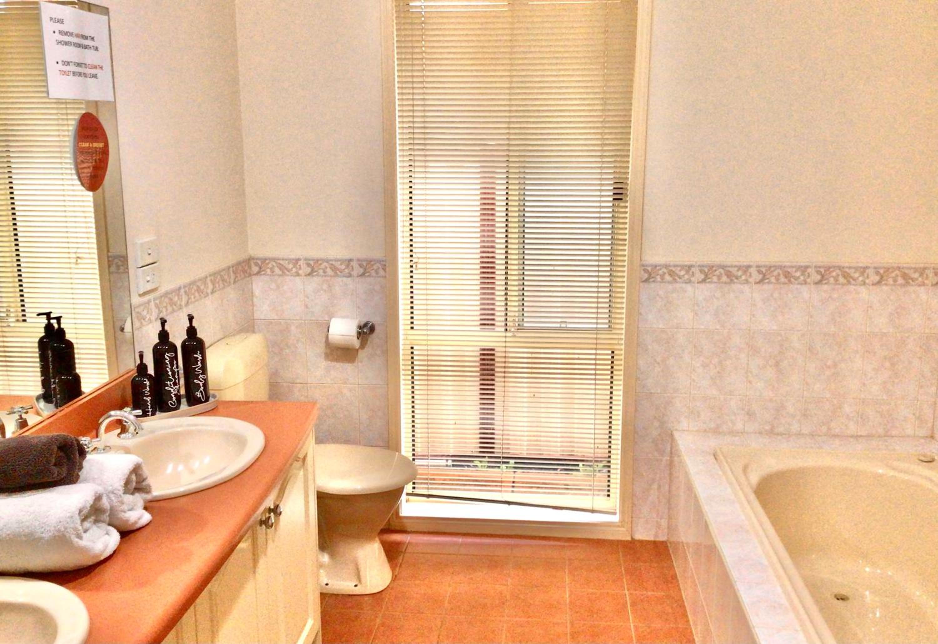 Roxy - A Spacious Cosy Getaway - Near Mel Airport
