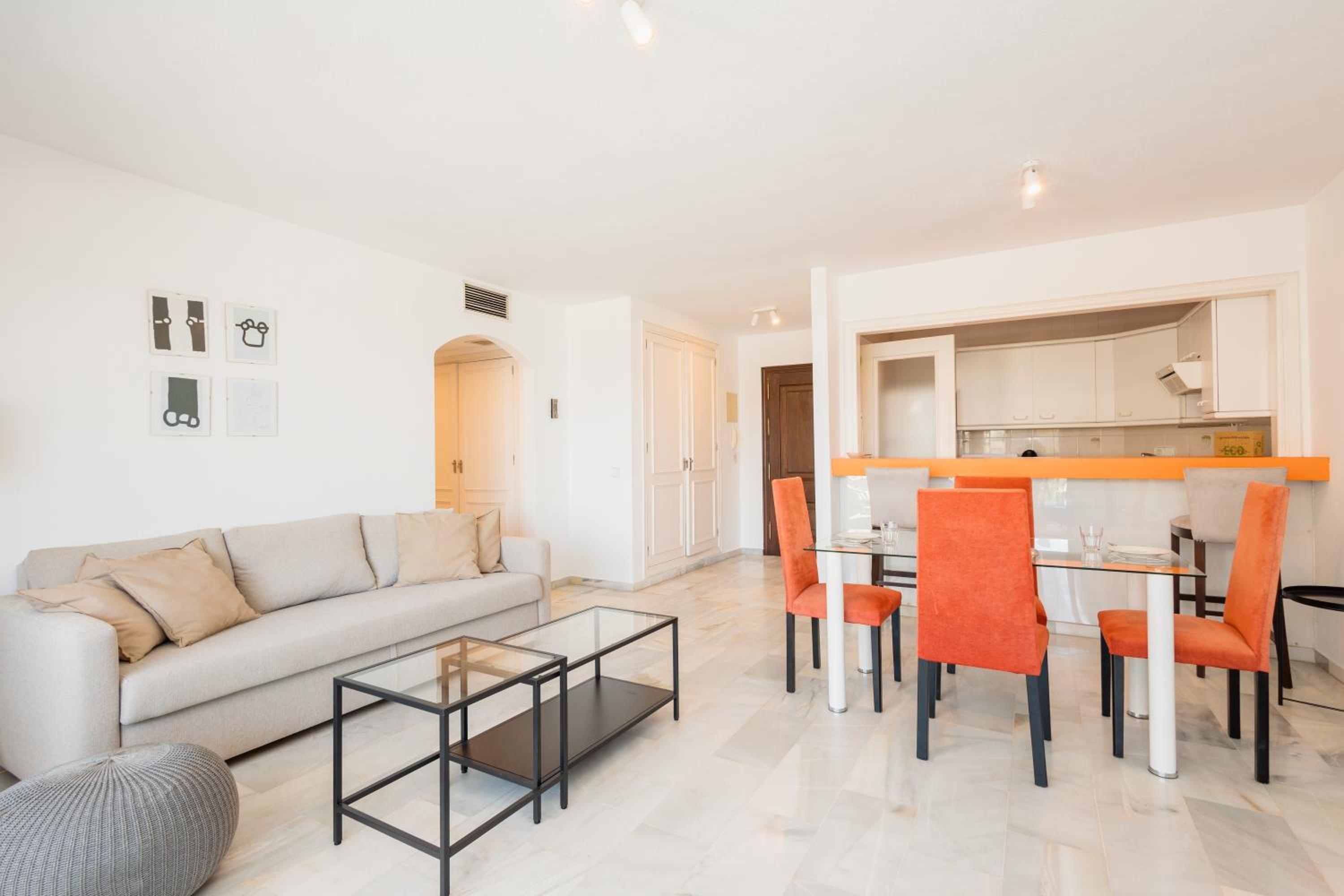 Vacation apartment with private parking in Puerto Banús view 2