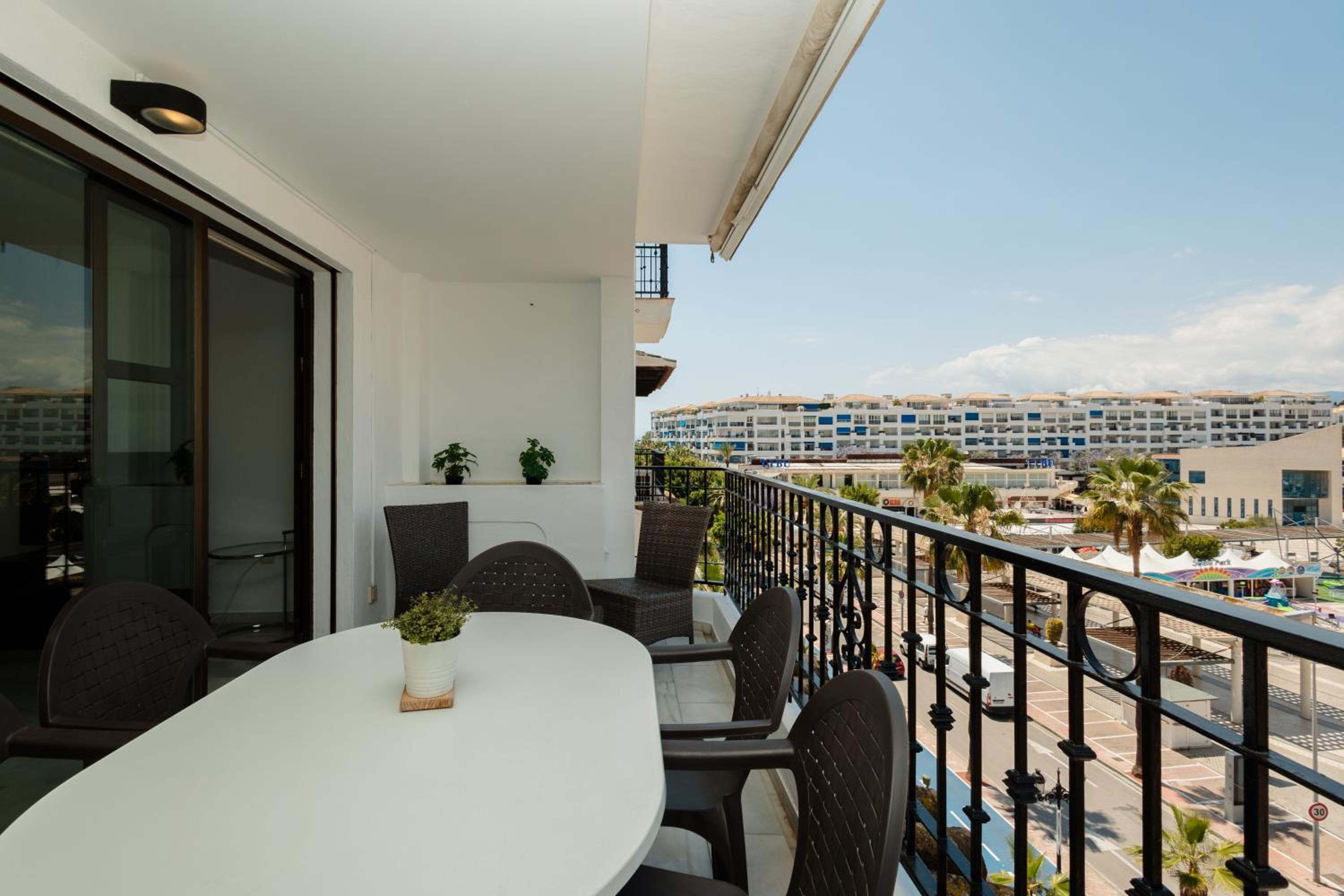 Vacation apartment with private parking in Puerto Banús view 5