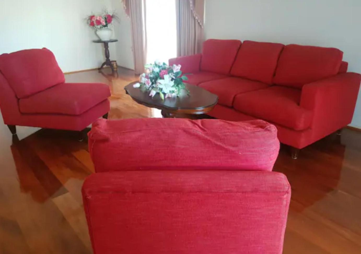 Roxy - A Spacious Cosy Getaway - Near Mel Airport
