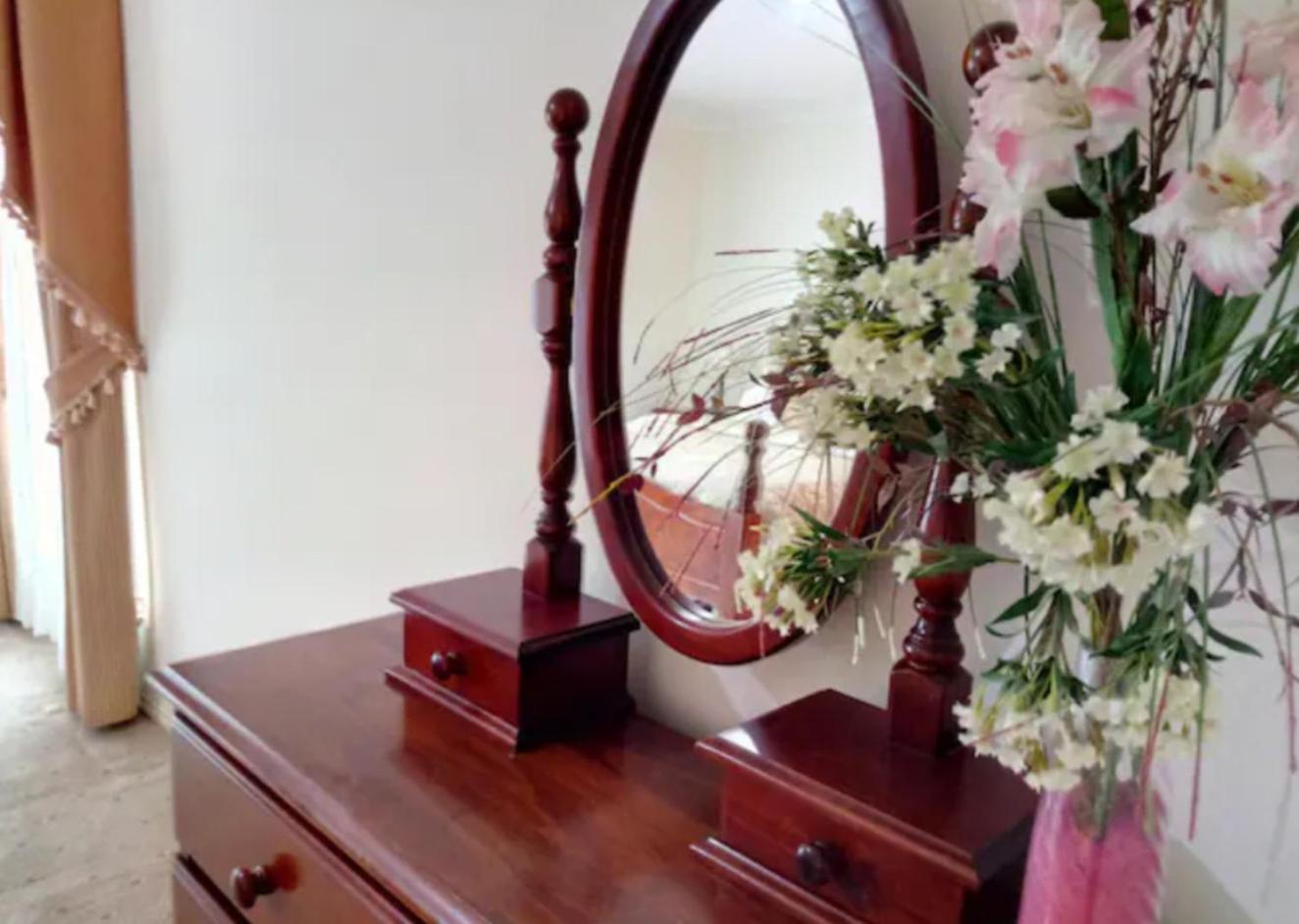 Roxy - A Spacious Cosy Getaway - Near Mel Airport
