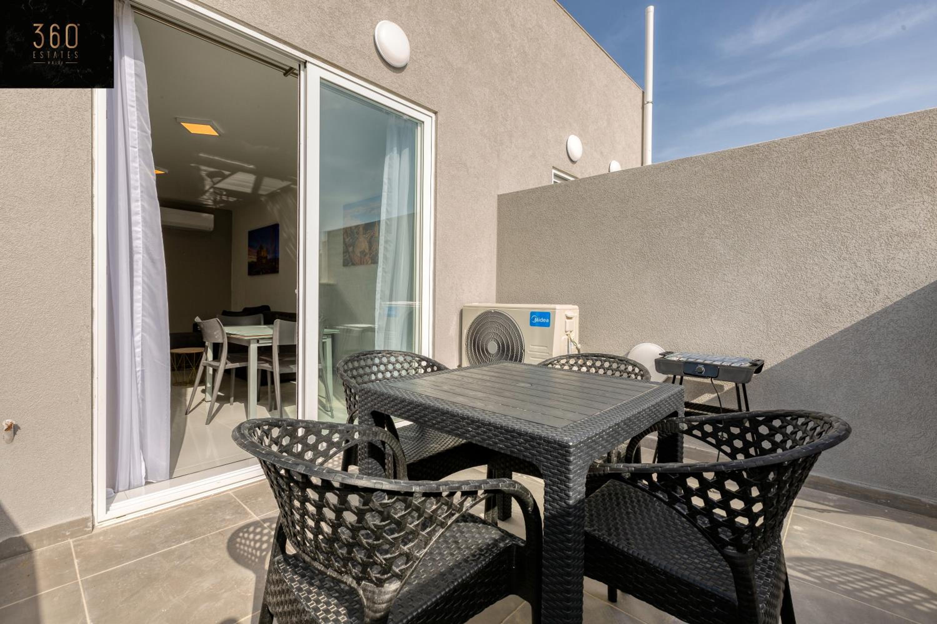 A sunny 2BR Pent with comfy, fully equipped living by 360 Estates photo 2