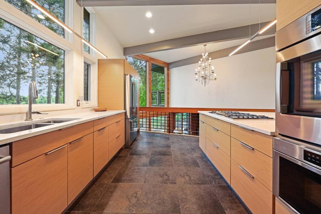 Modern Style Lakefront Retreat