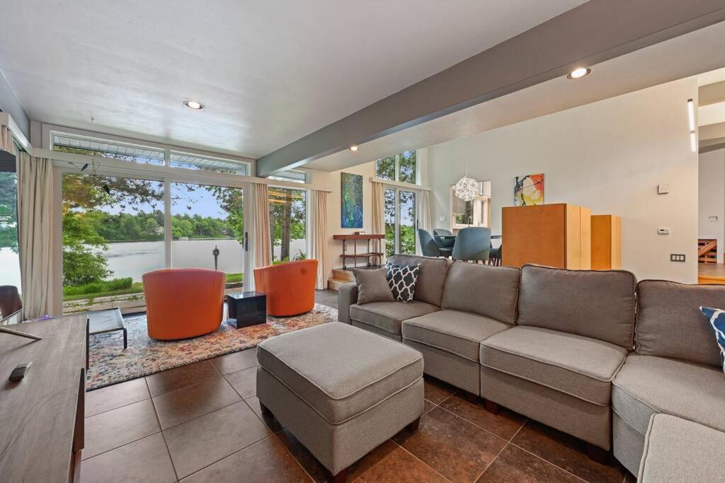 Modern Style Lakefront Retreat