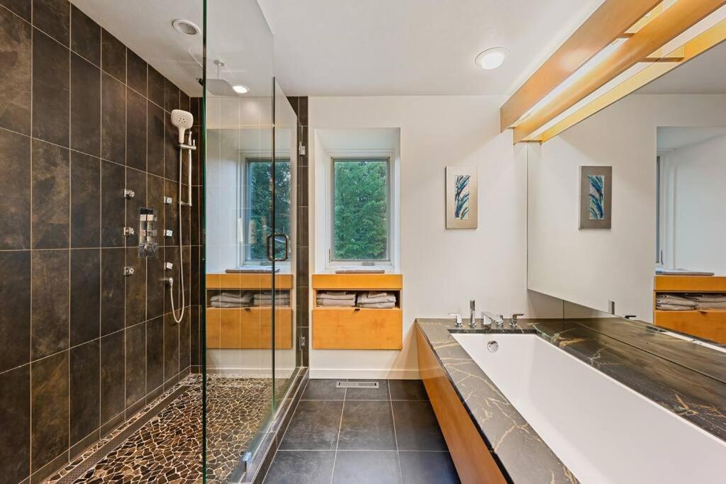Modern Style Lakefront Retreat