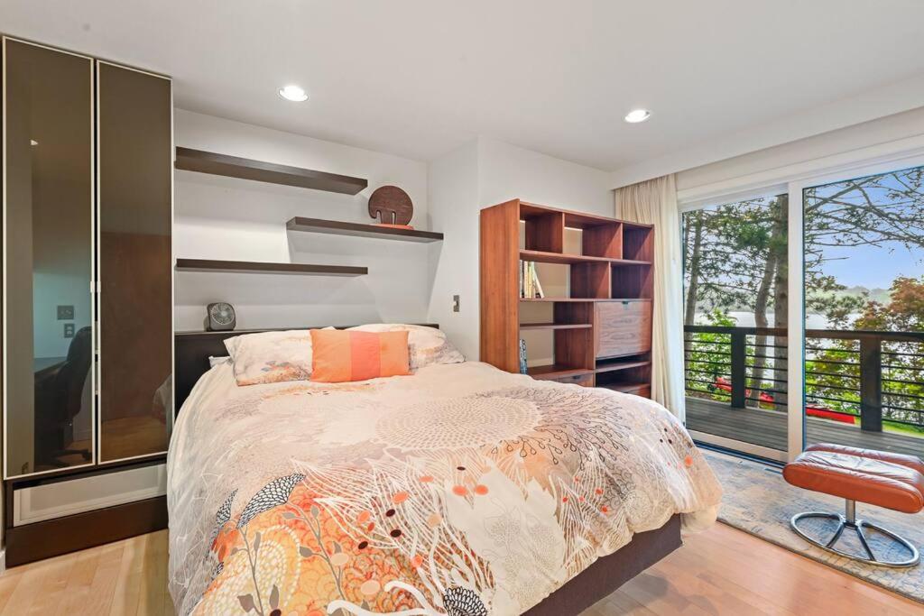 Modern Style Lakefront Retreat