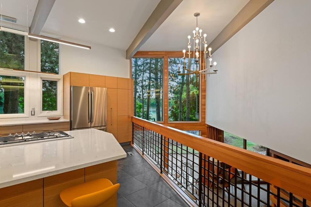 Modern Style Lakefront Retreat