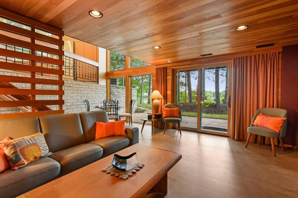 Modern Style Lakefront Retreat