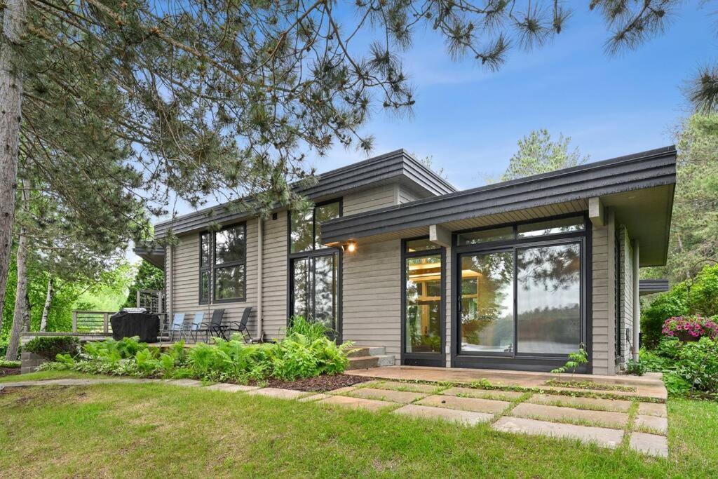 Modern Style Lakefront Retreat