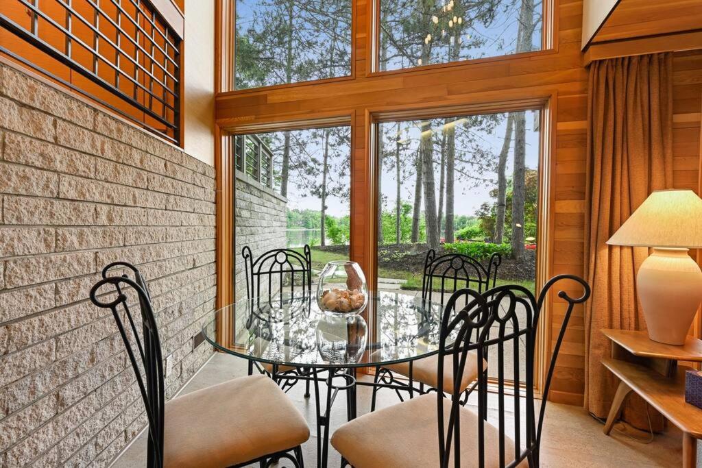 Modern Style Lakefront Retreat