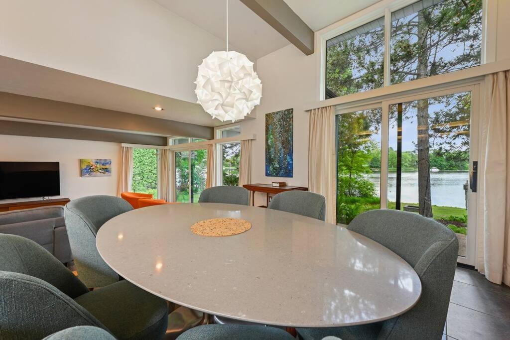 Modern Style Lakefront Retreat
