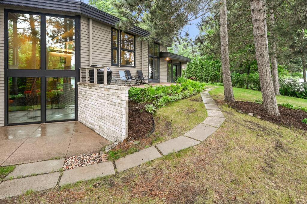 Modern Style Lakefront Retreat