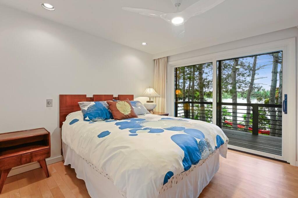 Modern Style Lakefront Retreat