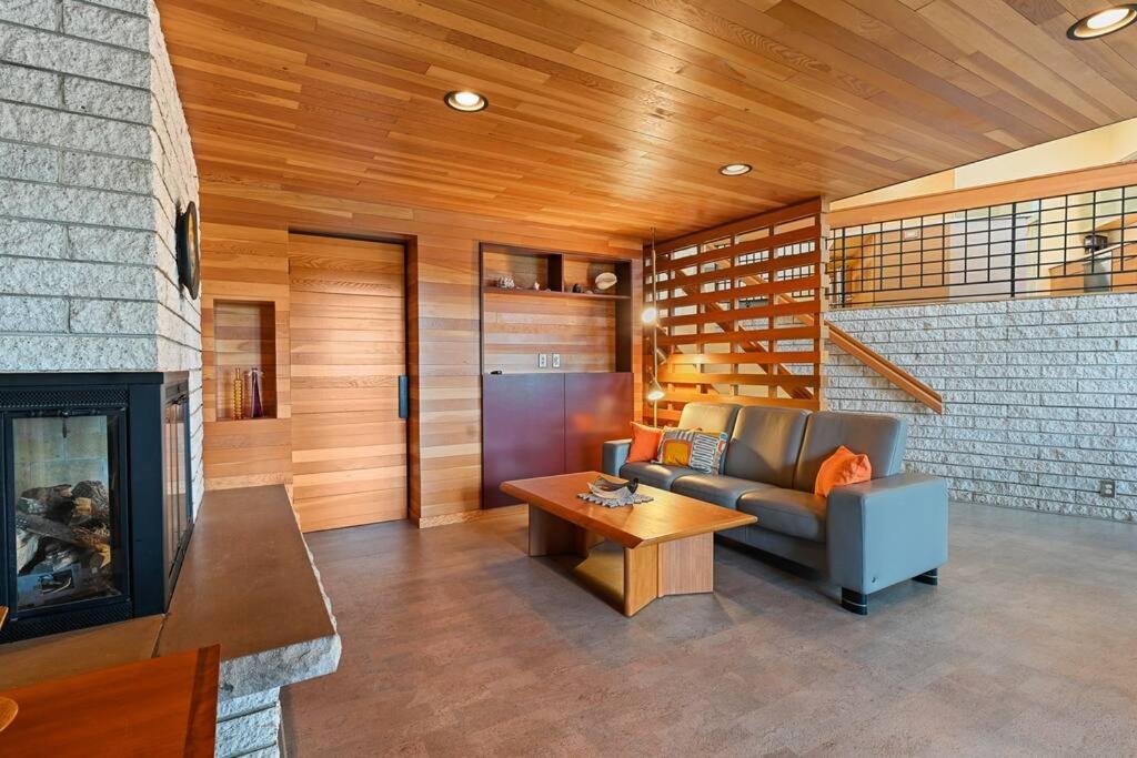 Modern Style Lakefront Retreat