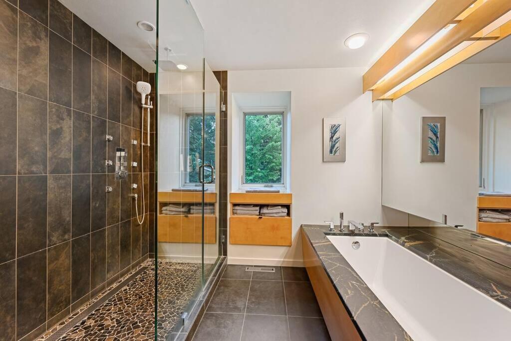 Modern Style Lakefront Retreat