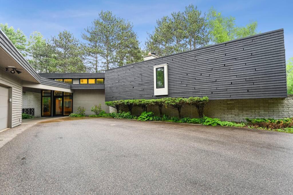 Modern Style Lakefront Retreat