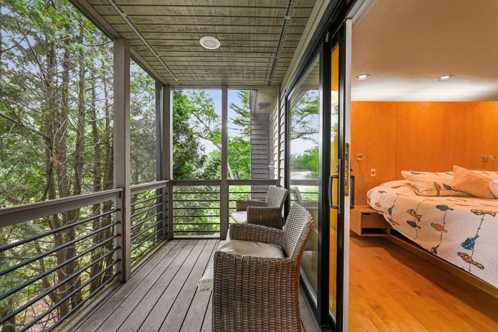 Modern Style Lakefront Retreat