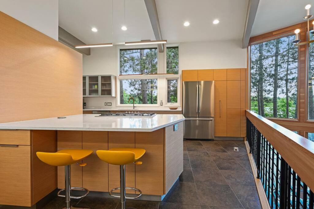 Modern Style Lakefront Retreat