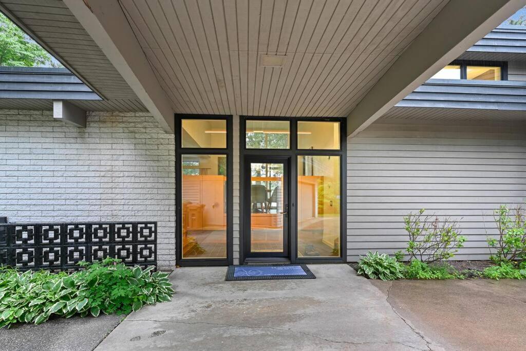 Modern Style Lakefront Retreat