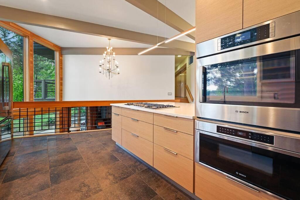 Modern Style Lakefront Retreat
