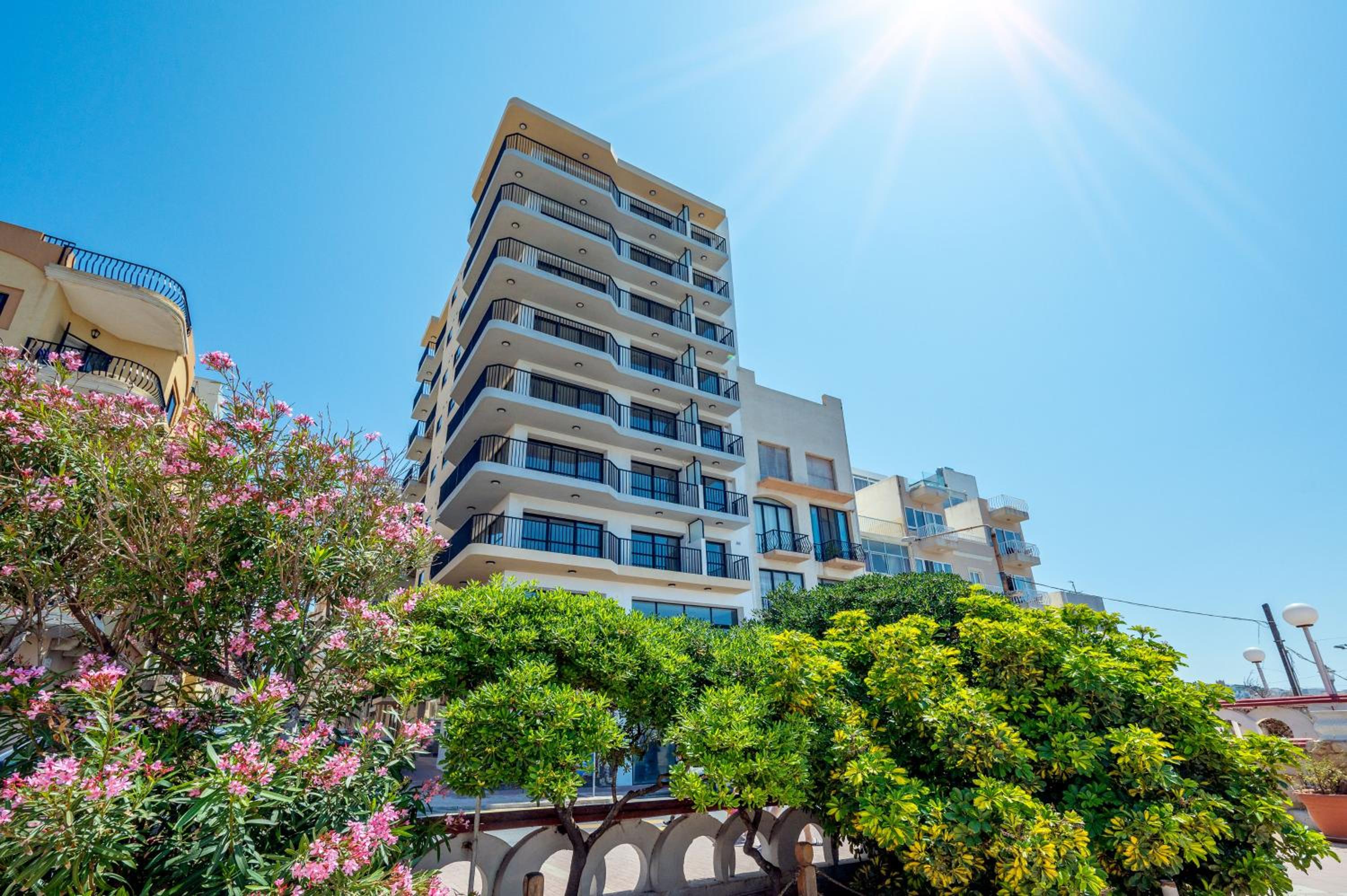 Islet Promenade Seafront Penthouse with breathtaking seaviews and private hot tub on the large terrace by Getawaysmalta photo 3