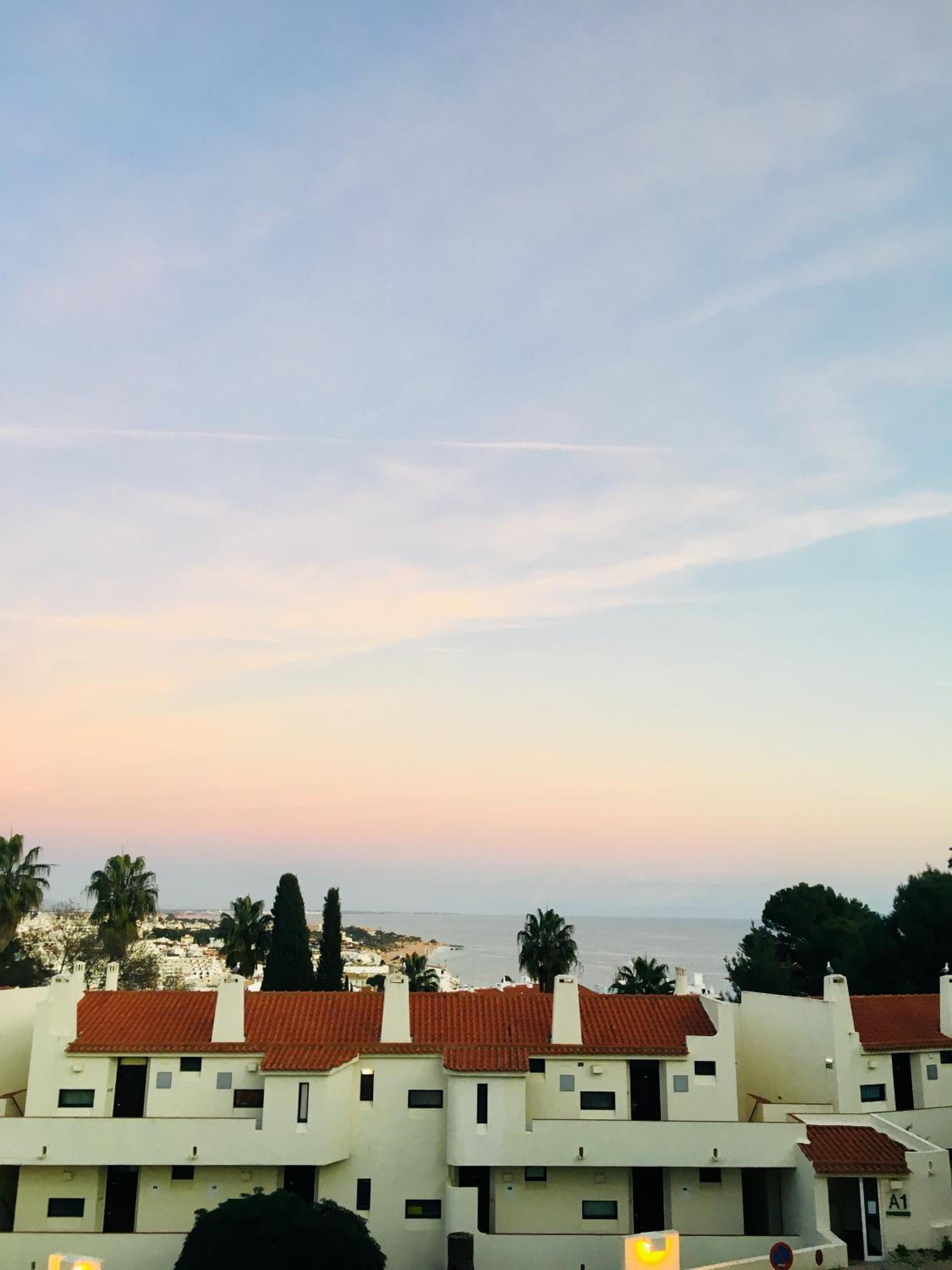 Cozy and Stylish Studio Apt - just 800m from the beach