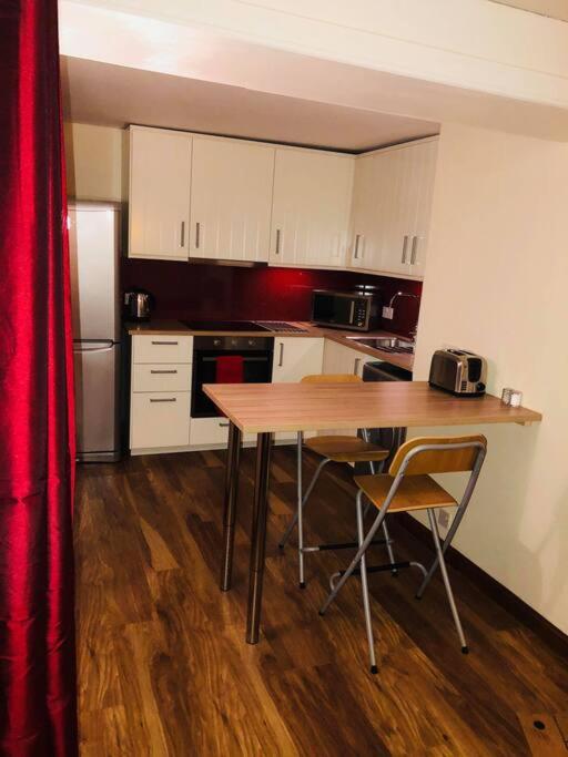 Vibrant Apartment at The Shore in Leith