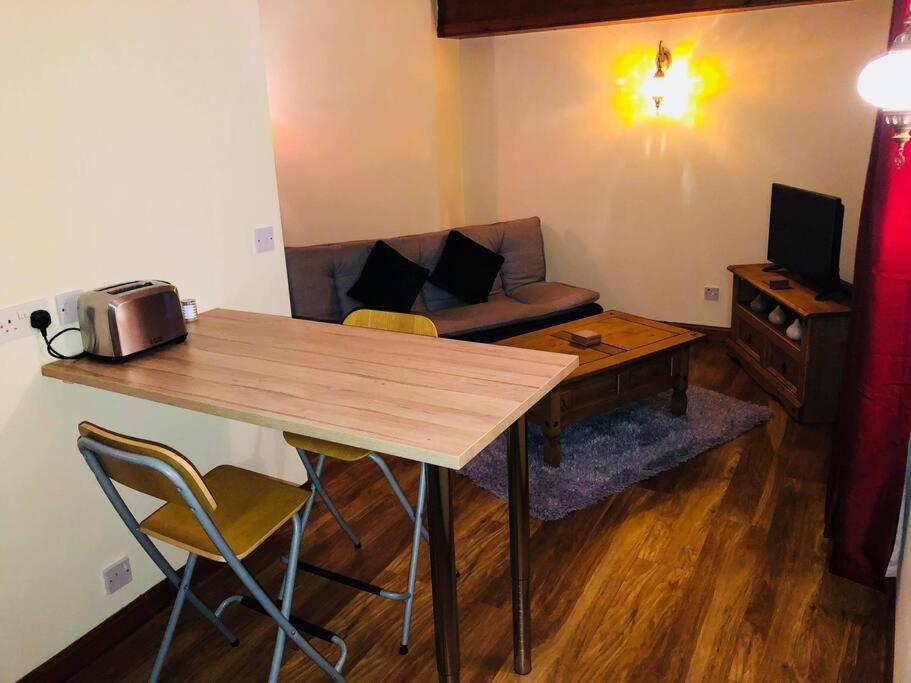 Vibrant Apartment at The Shore in Leith