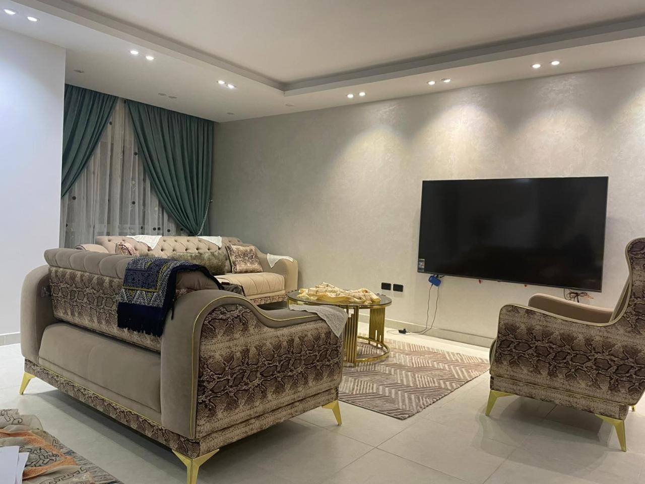 Luxury 3 bedrooms apartment for rent in a sheikh zayed compound