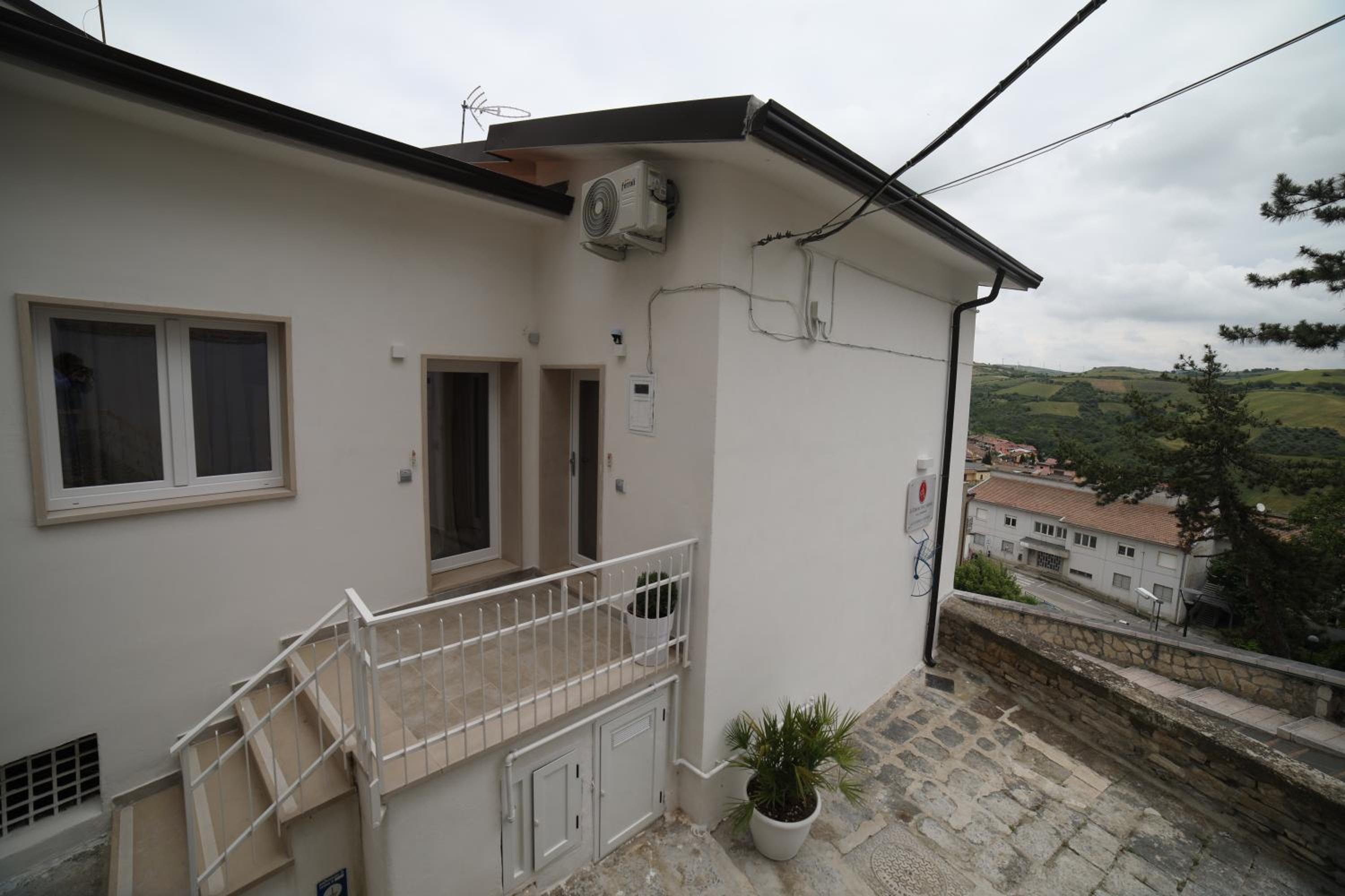 Appartamento con balcone view 2