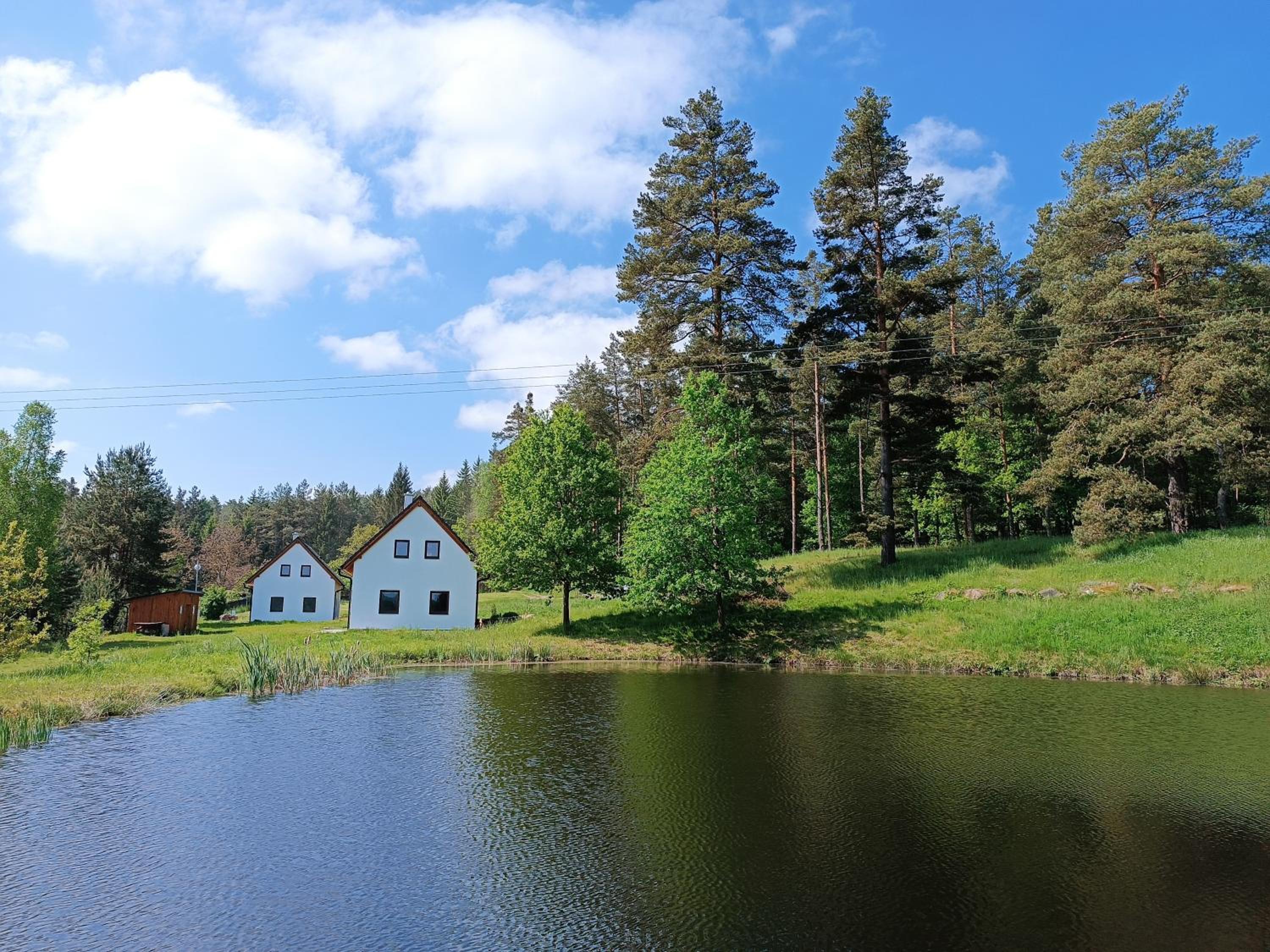 Klidná lokalita Na kraji lesa, celý dům s úschovnu kol