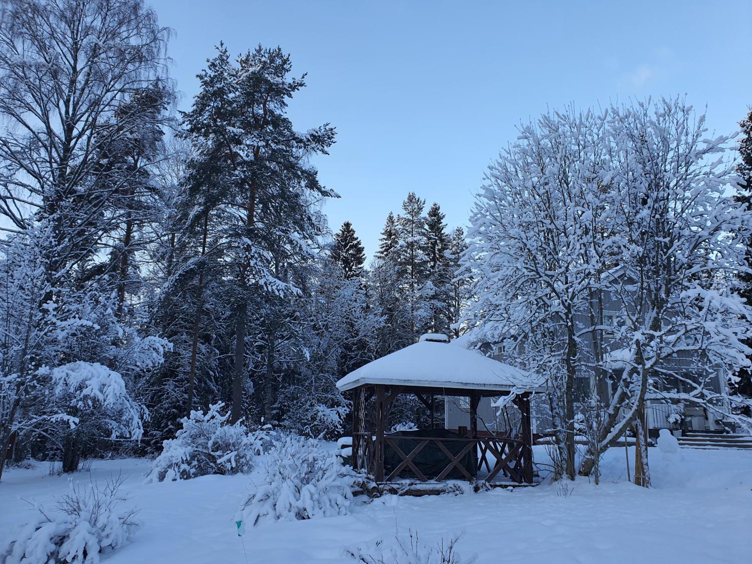 Ilmastoitu huvila ja rantasauna